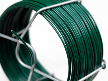 Çelik tel yeşil plastikle kaplı. Perakende ticaret için bir bobin.