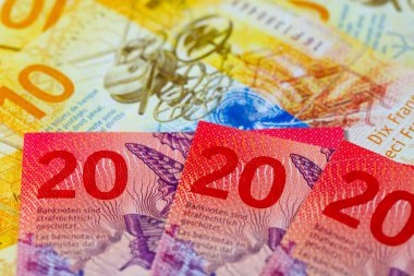 Birbirlerinin yanına yerleştirilmiş bir grup İsviçre frangı banknotları. CHF kağıt para, İsviçre banknotlarının basımı, Nisan 2016 'dan 2019' a kadar yayınlandı
