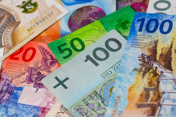 Ελβετικά Και Πολωνικά Χρήματα Τραπεζογραμμάτια Του Πολωνικού Ζλότυ Και Του — Φωτογραφία Αρχείου