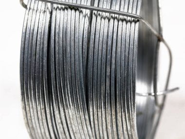 Çelik tel, galvanize tel. Perakende ticaret için bir bobin.