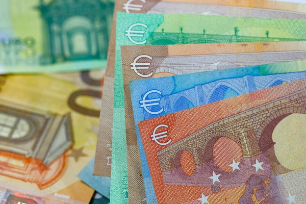 Yan yana yerleştirilmiş Avrupa Birliği banknotları vardır. Euro banknotları kağıttan değil, dayanıklılıklarını artırmak için saf pamuk lifinden yapılmıştır. EUR para birimi