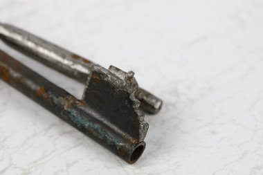 Kapının kilidi için iki eski anahtar mermer bir ardıç kuşuna ayarlanmıştı.