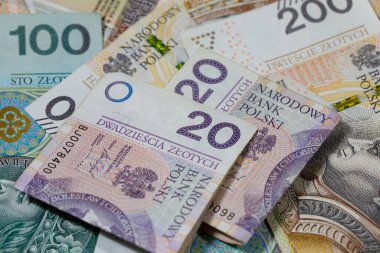 Polonya parası. Birkaç farklı Polonya zloti banknotları yan yana yerleştirildi ve finansal meseleler için arka plan oluşturuldu. PLN para birimi