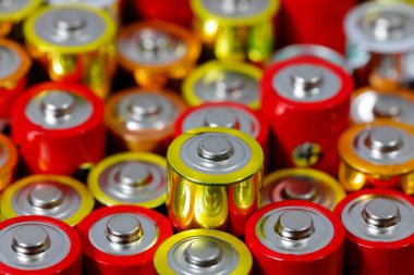 R6, AA tipi piller yan yana istiflenmiştir böylece pozitif hücreler üstte görülür. Arkaplan modeli konsepti. Enerji arzı ve depolama, elektro atık ve geri dönüşüm kavramı. 