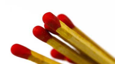 Bir kaç kırmızı kibrit kafalar görülebilir.