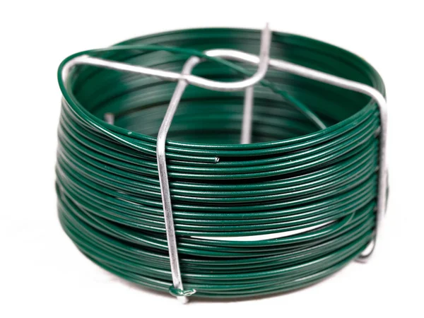 鋼線は緑色のプラスチックで覆われている 小売業用のコイルの一つ — ストック写真