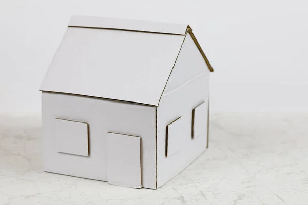 Модель Дома Сделанная Белого Картона Маленький Бумажный Дом Означать Собственность — стоковое фото