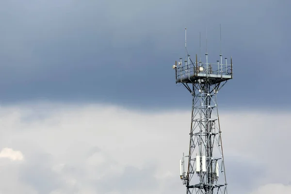 电信塔 支持蜂窝网络的电信基础设施 其天线安装在钢桁架上 — 图库照片