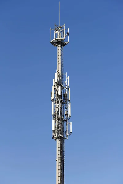 Torre Telecomunicaciones Infraestructura Telecomunicaciones Que Soporta Redes Celulares Con Antenas —  Fotos de Stock