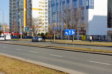 Varşova, Polonya - 1 Mart 2022: Şehrin sokaklarının ve mimarisinin genel görünümü. Praga Poludnie bölgesindeki Goclaw konutlarında bulunan apartmanlar.