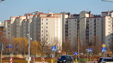 Varşova, Polonya - 1 Mart 2022: Şehrin genel görünümü. Praga Poludnie bölgesindeki Goclaw konutlarındaki çok katlı apartmanlar..