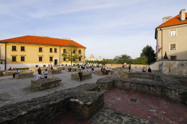 Lublin, Polonya - 11 Eylül 2021: Po Farze Meydanı, şu anda mevcut olmayan Roma Katolik kilisesinin yerine. Lublin Kalesi uzak mesafeden görüldü.