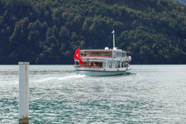 Brunnen, İsviçre - 25 Ağustos 2020: Europa motorlu aracı Brunnen 'den hareket ediyor ve bir sonraki limana doğru yola çıktı. Bu Lucerne Gölü 'nün sularında görülebilir.