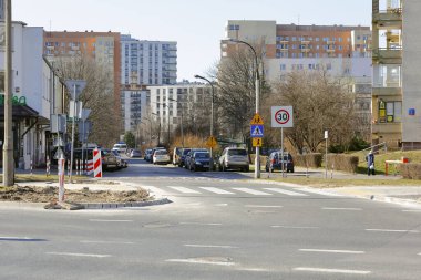 Varşova, Polonya - 1 Mart 2022: Şehrin sokaklarına ve mimarisine genel bakış. Praga Poludnie bölgesindeki Goclaw konutlarında bulunan apartmanlar.