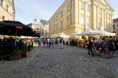 Lublin, Polonya - 11 Eylül 2021: Eski Şehir Meydanı 'nda bir aşçılık etkinliği gerçekleşti. Birçok insan yemek tatmak ve çeşitli mutfaklardan baharat almak için açık hava restoranlarını ve sayısız tezgahları ziyaret eder.