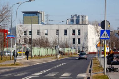 Varşova, Polonya - 1 Mart 2022: Şehrin genel görünümü. Praga Poludnie bölgesindeki Goclaw konutlarında bulunan binalar.