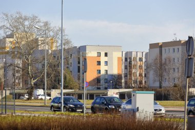 Varşova, Polonya - 1 Mart 2022: Şehrin genel görünümü. Praga Poludnie bölgesindeki Goclaw konutlarındaki çok katlı apartmanlar..