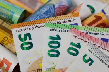 Avrupa Birliği banknotları yan yana yerleştirildi. Euro banknotları kağıttan değil, dayanıklılıklarını artırmak için saf pamuk lifinden yapılmıştır. EUR para birimi