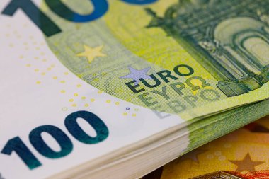 Avrupa Birliği banknotları. Euro banknotları kağıttan değil, dayanıklılıklarını artırmak için saf pamuk lifinden yapılmıştır. EUR para birimi.