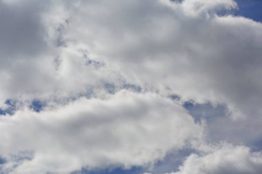 Gökyüzünde beyaz bulutlar oluştu. Bulutlar burada görülemeyen güneş ışınlarıyla aydınlanır.