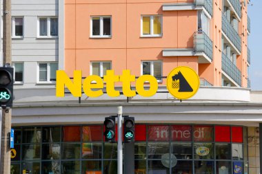 Varşova, Polonya - 30 Nisan 2022: Netto mağaza zincirinin işareti ve adı. Aynı zamanda küçük endüstriyel ve elektronik ürünler sunan bir çok marketten biri.