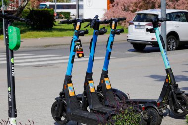 Gdynia, Polonya - 3 Haziran 2022: Elektrikli scooterlar kaldırıma park edilmişti. Elektrikli scooterlar artık popüler bir ulaşım aracı.