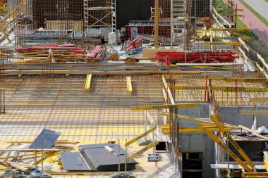 Gdynia, Polonya - 01 Haziran 2022: Gdansk Körfezi 'nin sularını şehir güvertesinden ayıran somut bir dalgakıran. Uzakta, limanın güney rıhtımı görünüyor..