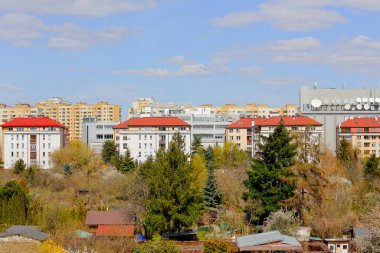 Varşova, Polonya - 18 Nisan 2022: Varsa şehrinin Praga Poludnie bölgesindeki Goclaw konutlarındaki çok katlı binaların genel görünümü