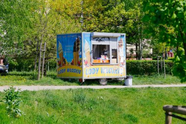 Varşova, Polonya - 9 Mayıs 2022: Praga Poludnie mahallesindeki Goclaw konutlarındaki park alanının yanına küçük bir dondurma standı yerleştirildi..