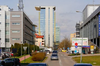 Varşova, Polonya - 7 Nisan 2022: Praga Poludnie bölgesindeki Goclaw malikanesinde, çevre sanayi mimarisi ve ofis binalarıyla şehir caddesinin manzarası