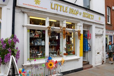 Chichester, İngiltere, İngiltere - Haziran 06, 2010: Binanın zemin katında bir dükkan penceresi var ve ayrıca doğrudan kaldırımdan erişilebilen bir giriş kapısı da var..