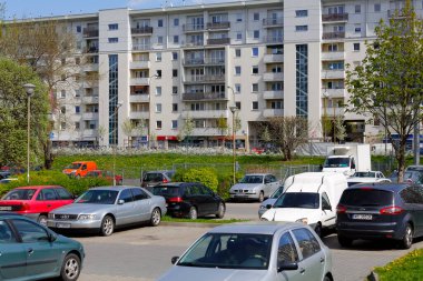Gdynia, Polonya - 01 Haziran 2022: Gdansk Körfezi 'nin sularını şehir güvertesinden ayıran somut bir dalgakıran. Uzakta, limanın güney rıhtımı görünüyor..