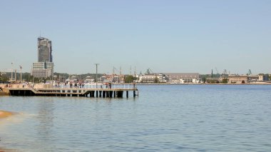 Gdynia, Polonya - Haziran 05, 2022: Uzakta bulunan limana doğru genel görüş. Gdansk Körfezi 'nin sularında da küçük bir iskele vardır.