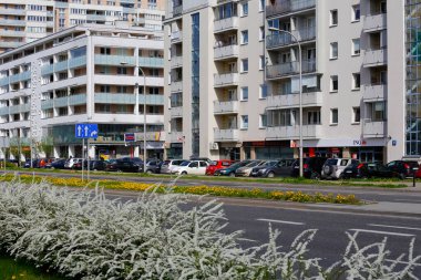 Varşova, Polonya - 30 Nisan 2022: Çok katlı binaların ve onların yanındaki caddenin genel manzarası. Praga Poludnie bölgesinde Goclaw malikanesinin bir parçasıdır.