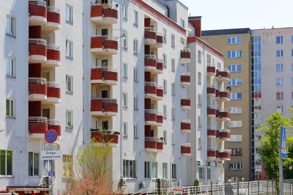 Varsóvia Polônia Maio 2022 Bloco Apartamentos Vários Andares Com Muitas — Fotografia de Stock