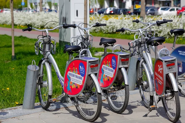 Varsóvia Polônia Abril 2022 Grupo Bicicletas Estacionadas Uma Estação Pública — Fotografia de Stock