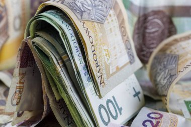 Polonya parası. Polonya zloti banknotları yan yana konur ve birçok finansal meselenin arka planıdır. PLN para birimi.