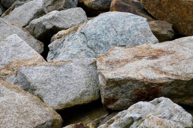 Büyük kaya yığınları fırtınalı havalarda büyük dalgaların yıkıcı etkilerine karşı kıyıları koruyor.