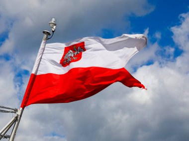 Polonya Cumhuriyeti amblemli savaş bayrağı.