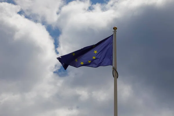 Bandeira União Europeia Contra Céu Nublado Oscila Com Vento — Fotografia de Stock