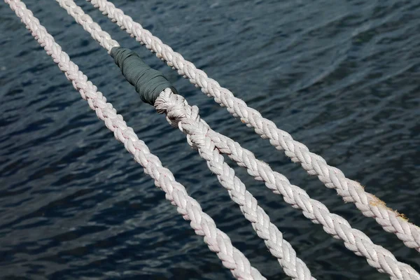 Швартова Мотузка Видна Тлі Темної Морської Води — стокове фото