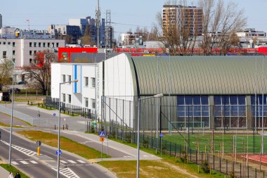 Varşova, Polonya - 18 Nisan 2022: Modern bir okul binası kompleksi. Praga Poludnie bölgesindeki Goclaw konutlarında çocukların ve gençlerin eğitimi için yeni bir yer.