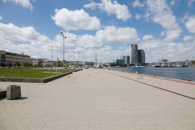 Gdynia, Polonya - 3 Haziran 2022: Kosciuszko Meydanı 'na doğru limanın güney rıhtımına bakın.