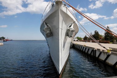 Gdynia, Polonya - 3 Haziran 2022: 1937 'den beri donanmada hizmet veren savaş gemisi Blyskawica' nın demircileri. Bu savaş gemisi 2. Dünya Savaşı 'na katıldı. Mayıs 1976 'dan beri bir müze gemisi..