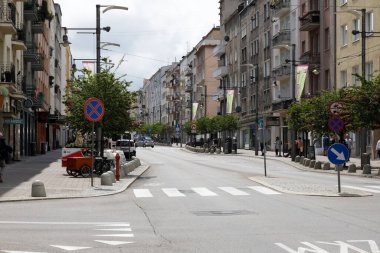 Gdynia, Polonya - 30 Mayıs 2022: Çok katlı, ana cadde boyunca uzanan çok katlı evler. Şu anda trafik çok az.