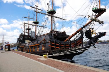 Gdynia, Polonya - 27 Mayıs 2022: Ejder adı verilen gemi, 2006 yılından beri stilize edilmiş bir 17. yüzyıl kalyonudur.