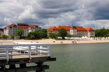 Sopot, Polonya - 31 Mayıs 2022: Baltık Denizi 'nde iki adet 5 yıldızlı Grand and Sheraton oteli, geniş kumlu bir beac' ın yanında yer almaktadır.