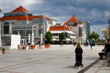 Sopot, Polonya - 31 Mayıs 2022: Ünlü turtanın hemen yakınında yer alan ünlü bulvarda modern bir bina