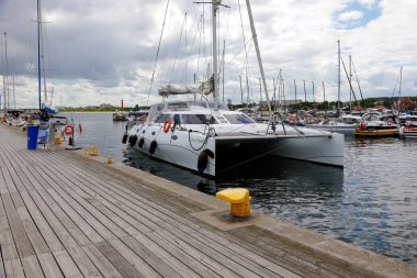 Sopot, Polonya - 31 Mayıs 2022: İki tekneli yat seferden dönüyor ve marinadaki iskeleye ulaşıyor..