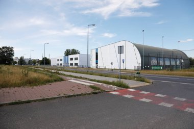 Varşova, Polonya - 3 Temmuz 2022: Modern bir okul binası kompleksi. Praga Poludnie bölgesindeki Goclaw konutlarında çocukların ve gençlerin eğitimi için bir yerdir..